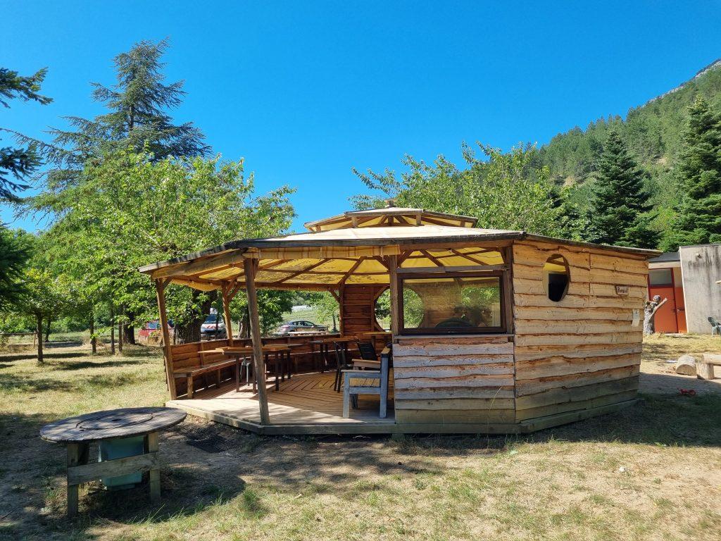 Exemple d'une cabane salle à manger ouverte