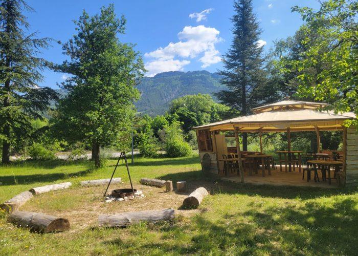 Kiosque en bois et espace pour feu de camp