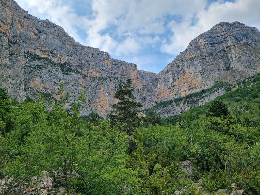 Vue sur les montagnes du cirque d'Archiane près du camping
