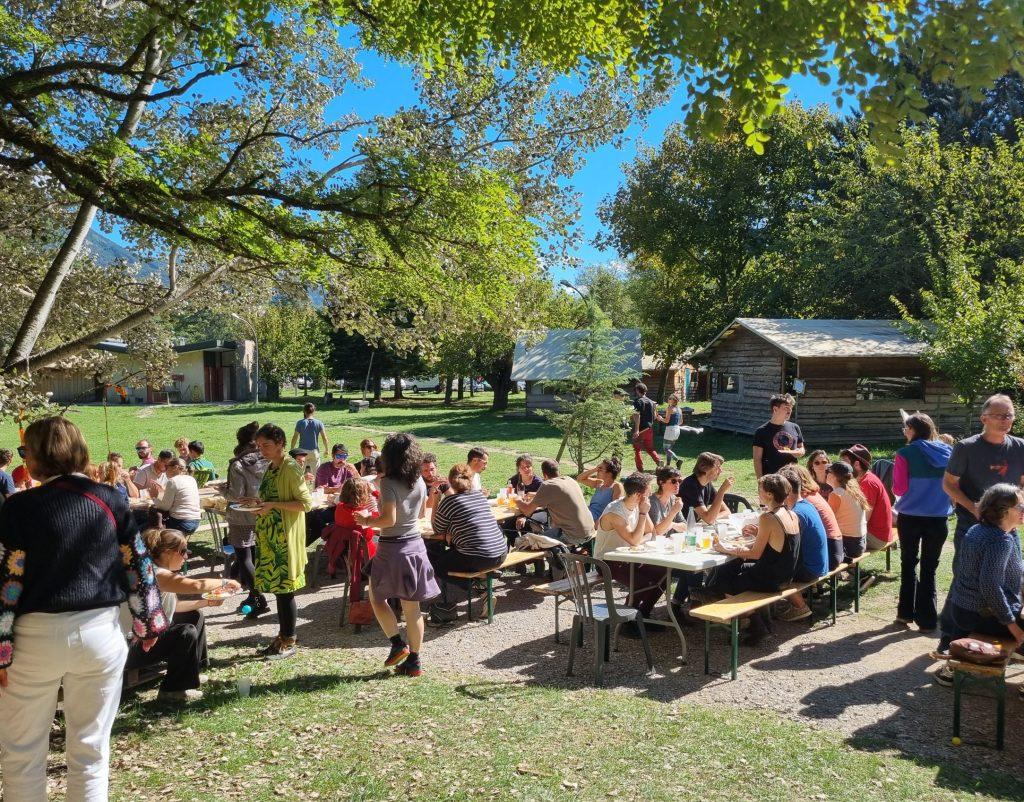 Un endroit propice pour de longs repas au soleil