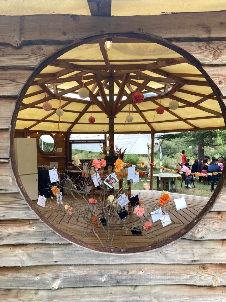 Vue sur l'intérieur du kiosque décoré pour un mariage