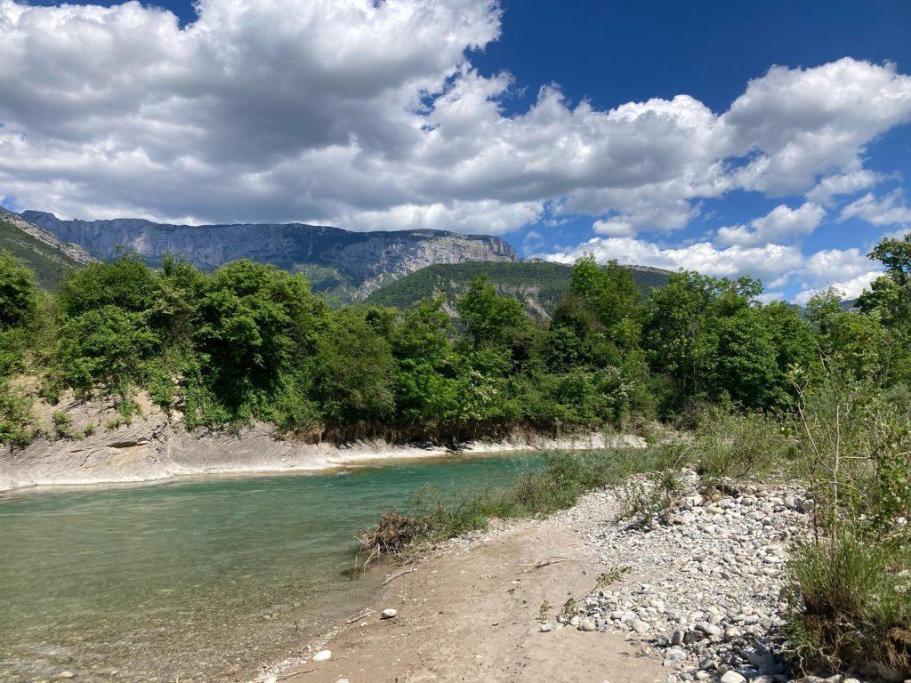 Petite plage en bord de rivière attenante au camping, avec vue sur le Vercors