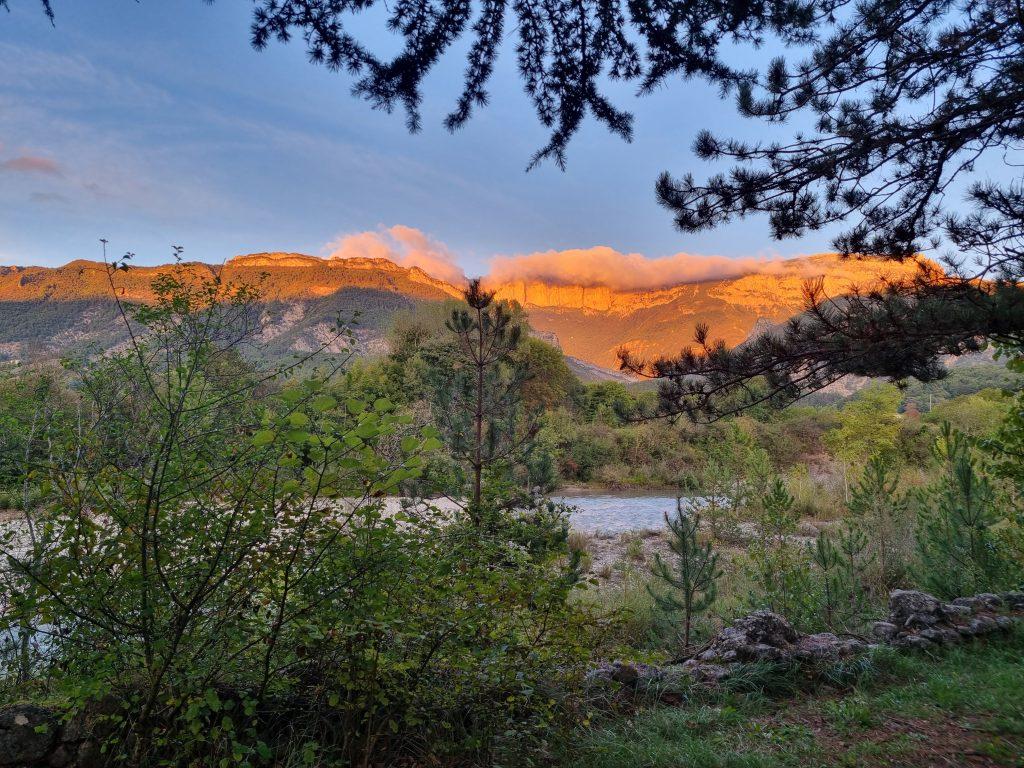 Vue du camping sur le Vercors et la rivière au coucher du soleil