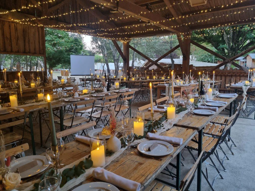 Préau du camping décoré pour un mariage avec de grandes tablées
