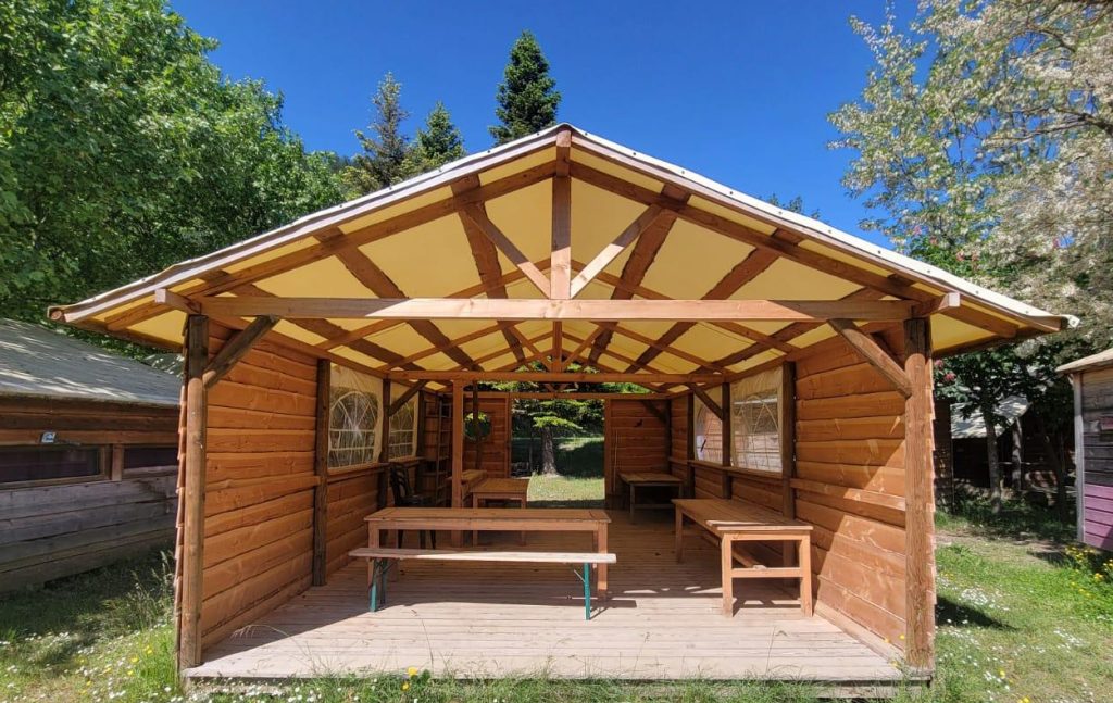 Exemple d'une cabane salle à manger ou salle à aménager