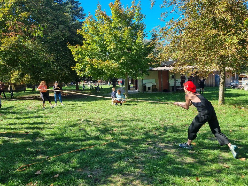 Tir à la corde, une activité à réaliser sur le terrain