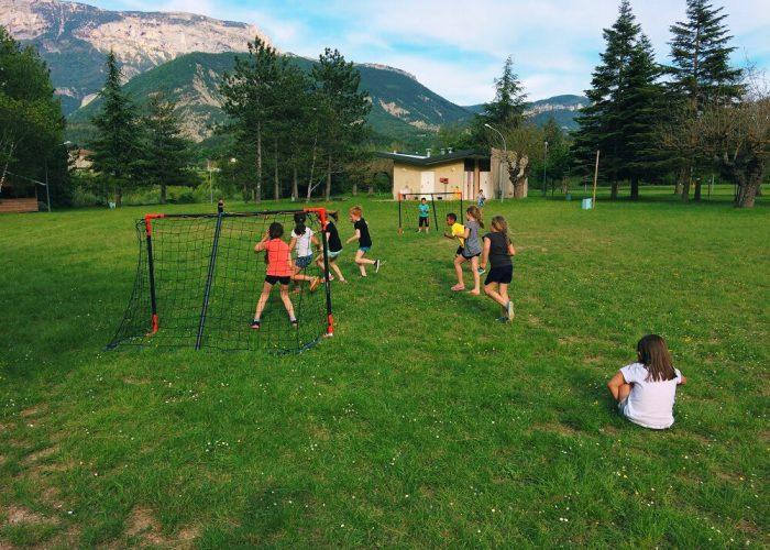 Partie de football sur le terrain de Valdie