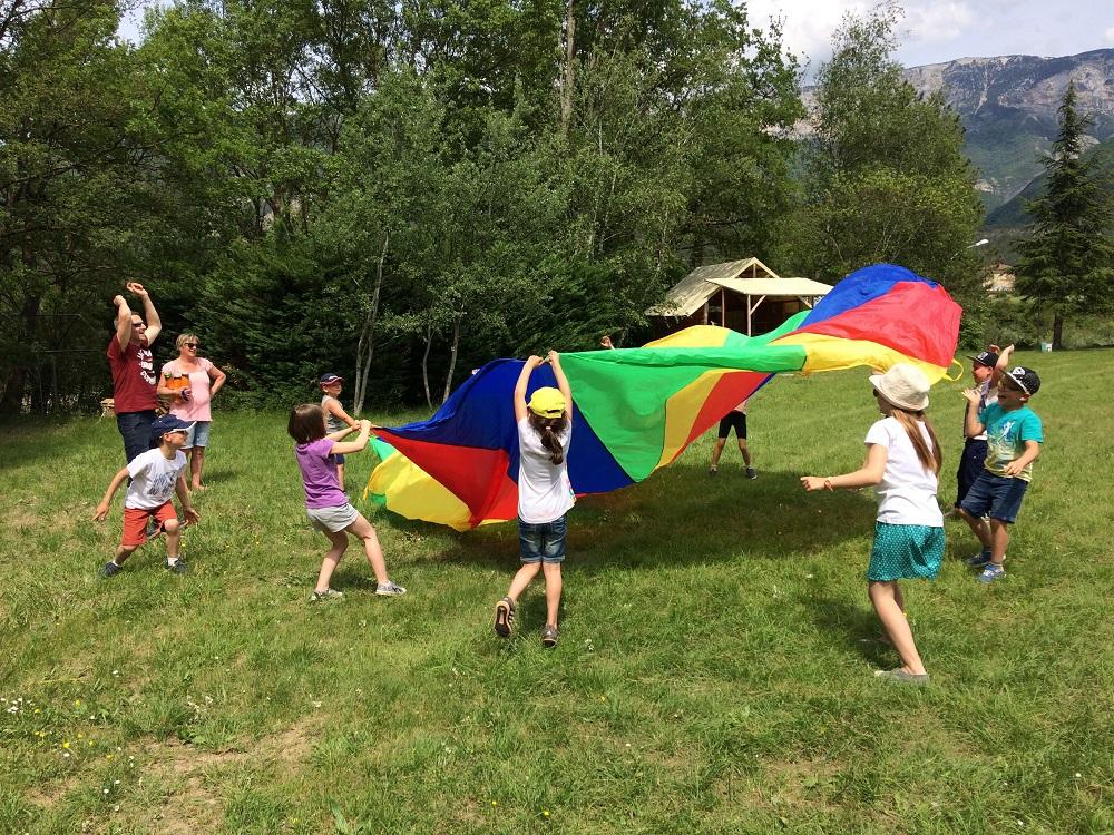 Un groupe d'enfants joue avec un tissu coloré à Valdie