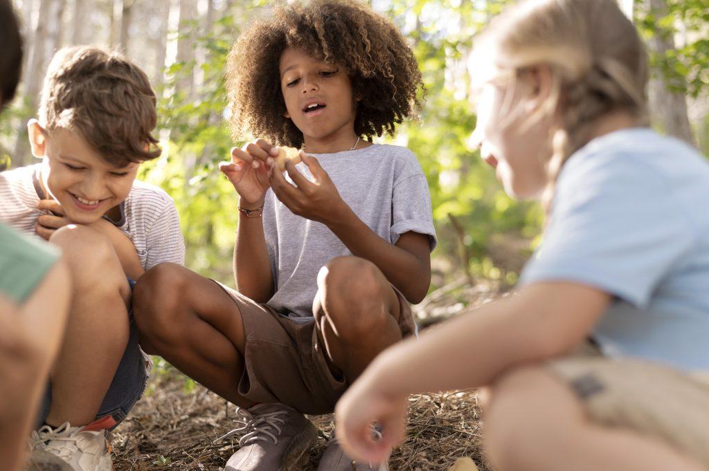 Des enfants participent à une chasse au trésor