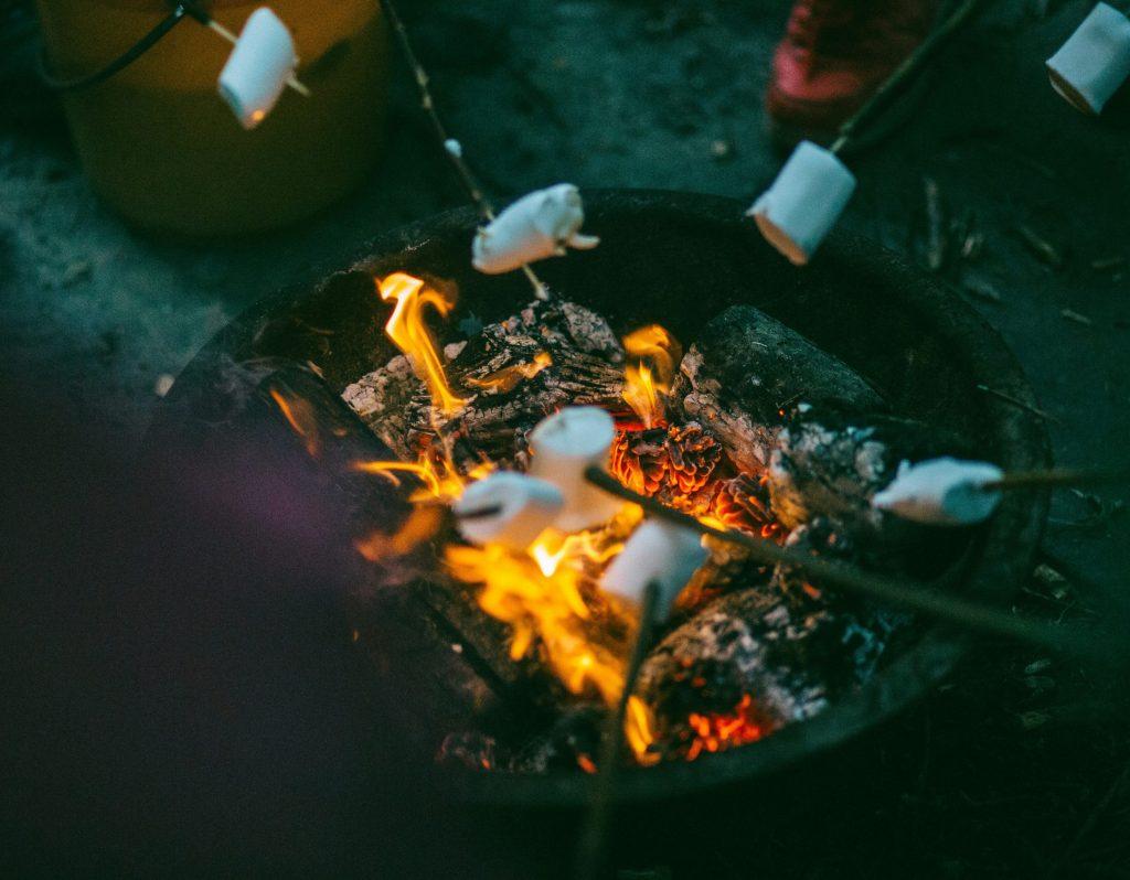 Un feu de camp sur lequel sont grillés des marshmallows