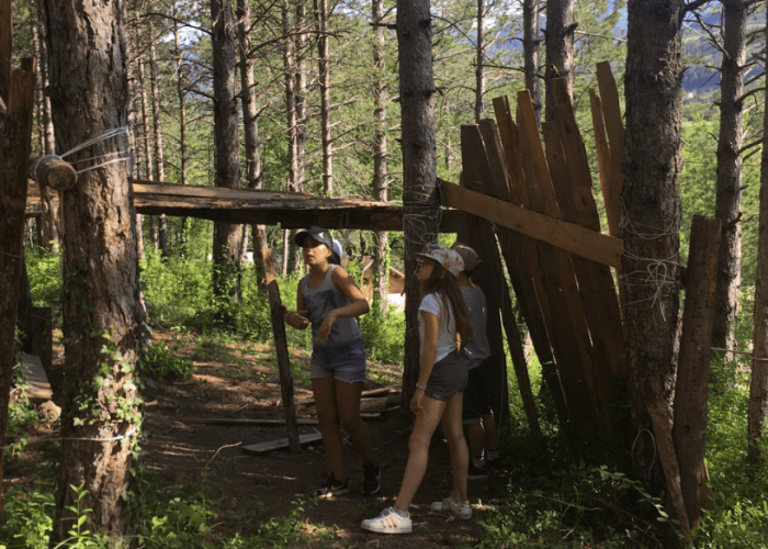 Les enfants construisent des cabanes dans le petit bois de Valdie