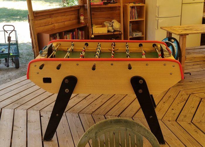 Un babyfoot est mis à disposition, parmi d'autres jeux