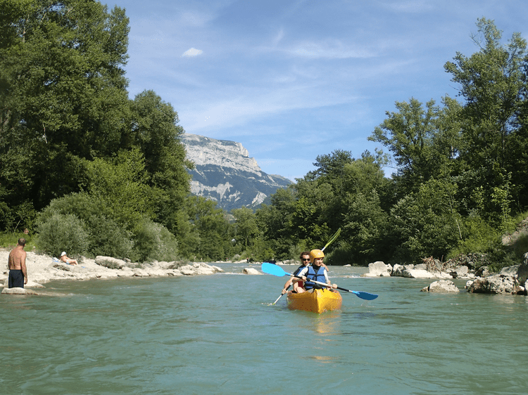 Deux personnes font du canoë sur la Drôme. Photo © Drôme Aventure