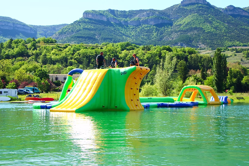 Photo d'un parc aquatique gonflable © DeltaWaterPark