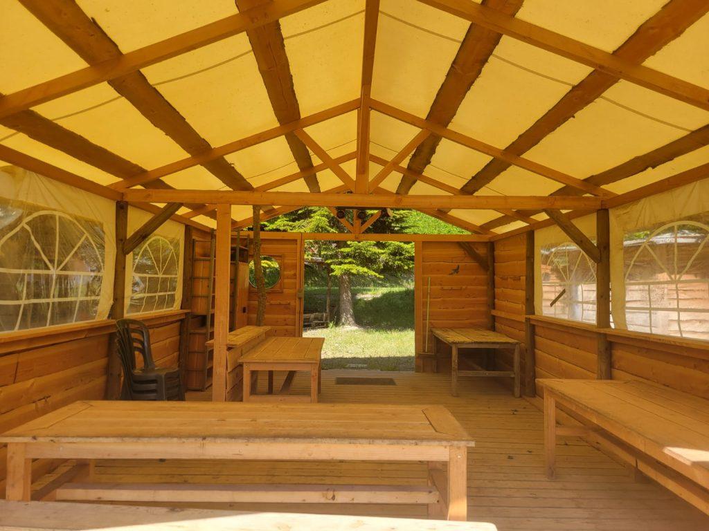 Une cabane aménageable ouverte sur l'extérieur