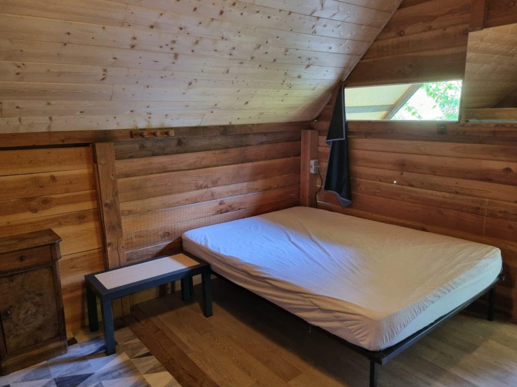 Lit double dans une cabane 5 places