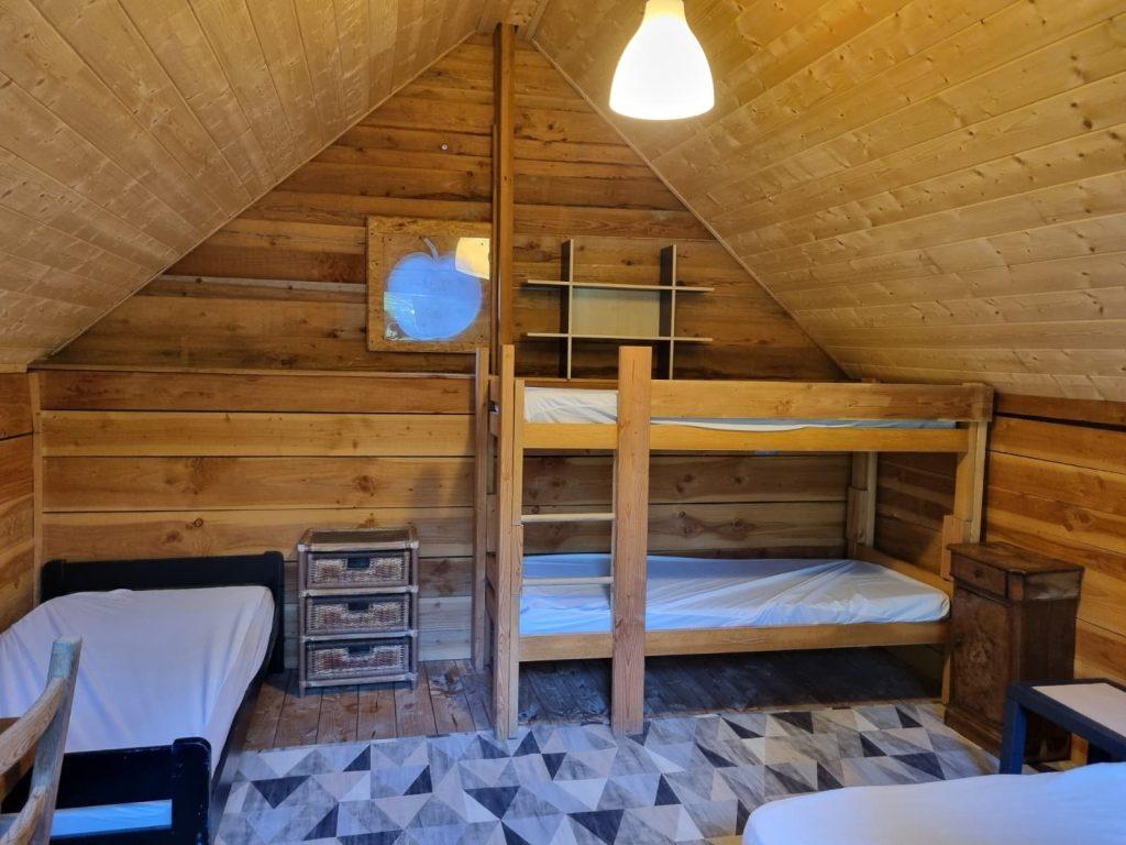 Des cabanes simples et chaleureuses pour vos séjours de groupe